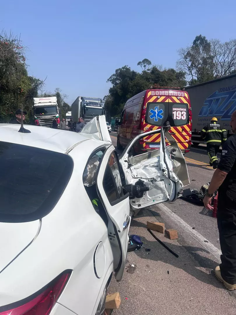 Grave acidente envolve quatro veículos na BR-116 e deixa vítima e feridos